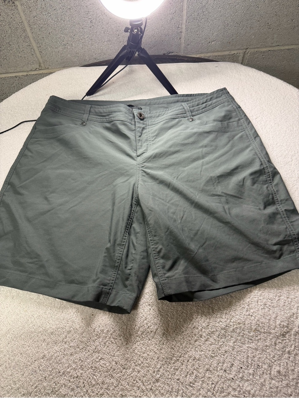 Kuhl women’s dri fit Casual hiking Stretch Shorts - Olive size 16